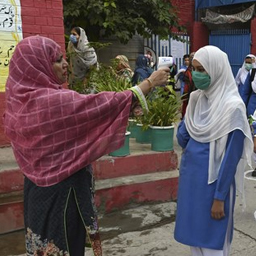 اسکول دوبارہ کھلنے پر سندھ میں طلباء کو کووڈ ویکسین لگائی جائے گی